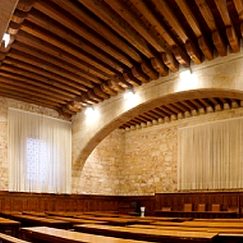 Imagen de un salón de clases refinado