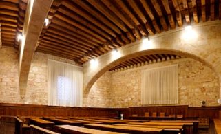 Imagen de un salón de clases refinado