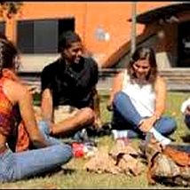 Imagen de universitarios confraternizando