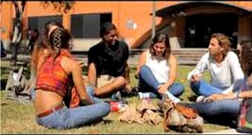 Imagen de universitarios confraternizando