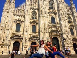 Imagen de dos estudiantes frente a la Catedral Duomo di Milano