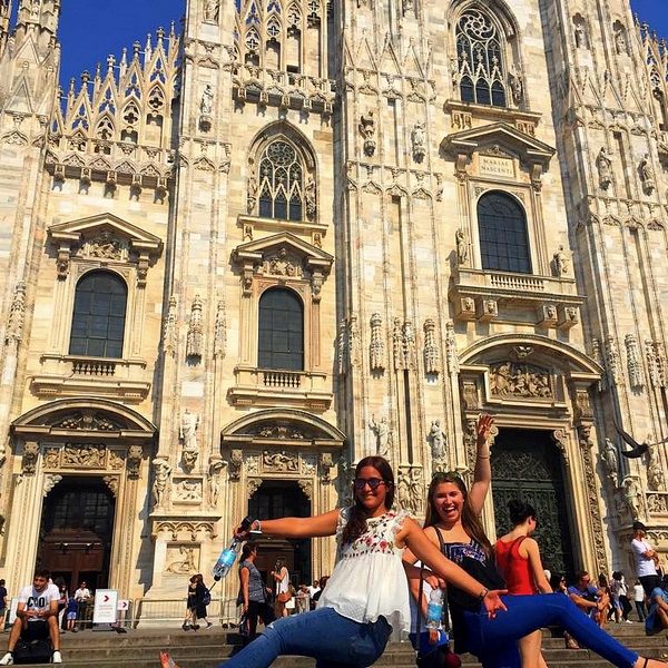 Imagen de dos estudiantes frente a la Catedral Duomo di Milano