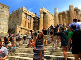 Imagen de una estudiante posando frente a Propylaea en Grecia