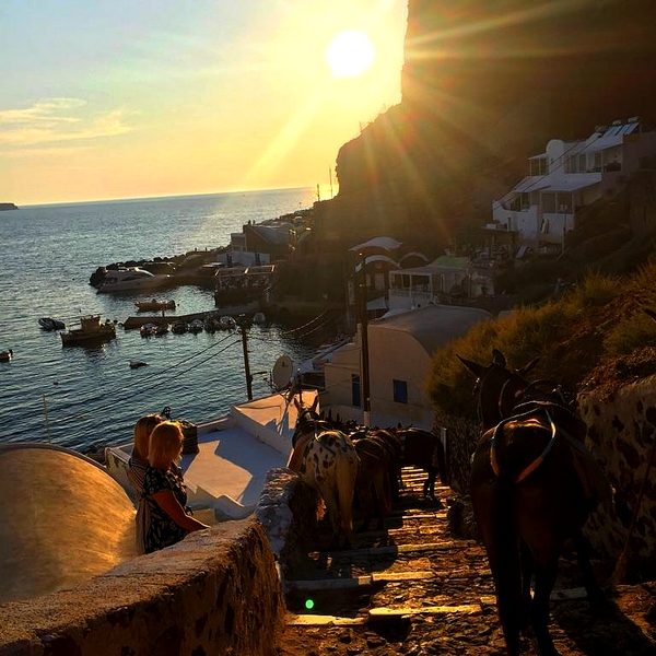 Imagen de la Bahía Ammoudi en Santorini