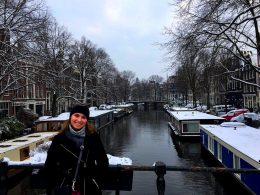 Imagen de una estudiante posando frente a un canal en Amsterdam