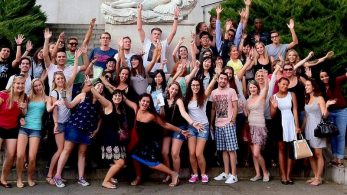 Imagen de un grupo estudiantil posando para foto