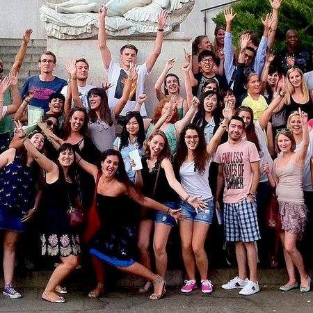 Imagen de un grupo estudiantil posando para foto