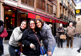 Imagen de tres féminas posando