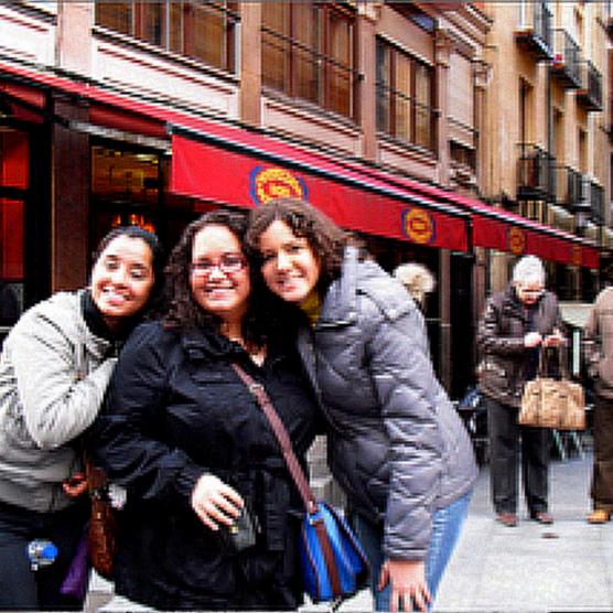 Imagen de tres féminas posando