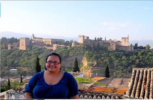Imagen de estudiante posando frente al Alhambra en España