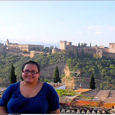 Imagen de estudiante posando frente al Alhambra en España