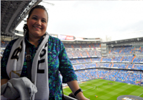 Imagen de estudiante posando dentro del Estadio Santiago Bernabéu