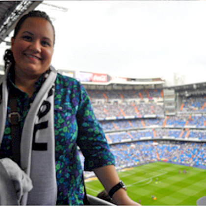 Imagen de estudiante posando dentro del Estadio Santiago Bernabéu