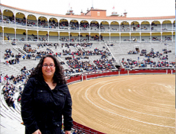 Imagen de estudiante dentro de la Plaza de Toros Las Ventas