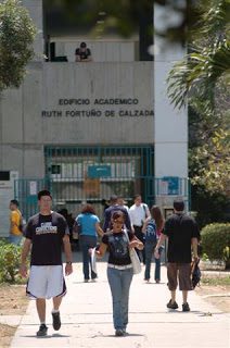 Vista panoramica del edificio Academico donde aparecen muchos estudiantes caminando.