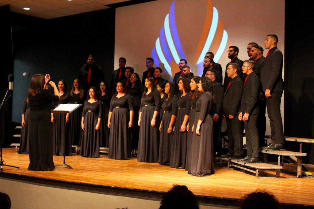 Imagen de un coro completamente vestidos de negro