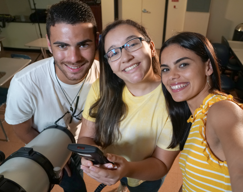 UNIVERSITY OF PUERTO RICO EXCEEDS NUMBER OF STUDENTS ADMITTED FOR NEW AUGUST 2021 ACADEMIC YEAR UNIVERSIDAD DE PUERTO RICO SUPERA NÚMERO DE ESTUDIANTES ADMITIDOS PARA NUEVO AÑO ACADÉMICO DE AGOSTO 2021