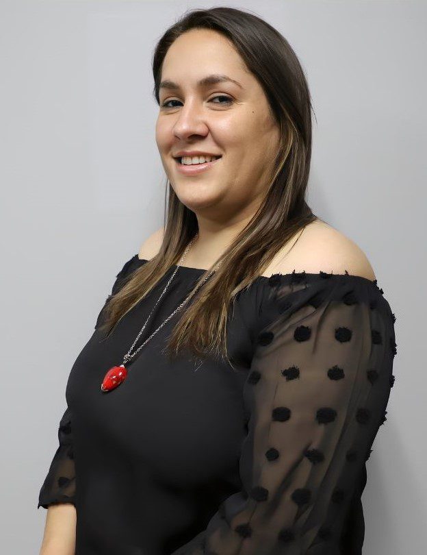Fotografía de la Sra. Carla M. Torre Miró posando para la cámara.