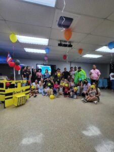 Los estudiantes del curso EDPE 3325 de la Dra. Neyla I. Rivera Caño diseñaron una actividad dirigida a los niños del Centro de Desarrollo Preescolar en la cual realizaron un viaje imaginario a distintos pueblos de Puerto Rico. En esta, usaron como estrategia creativa el tema de Chinchorreo y entre las visitas estuvieron: Piedra escrita en Jayuya, Cueva Ventana en Arecibo y Laguna Bioluminiscente en Lajas, entre otros. Compartieron historias, bailes y manualidades.