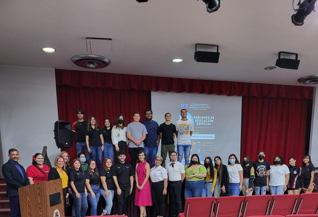 Imagen de estudiantes posando junto a una senadora