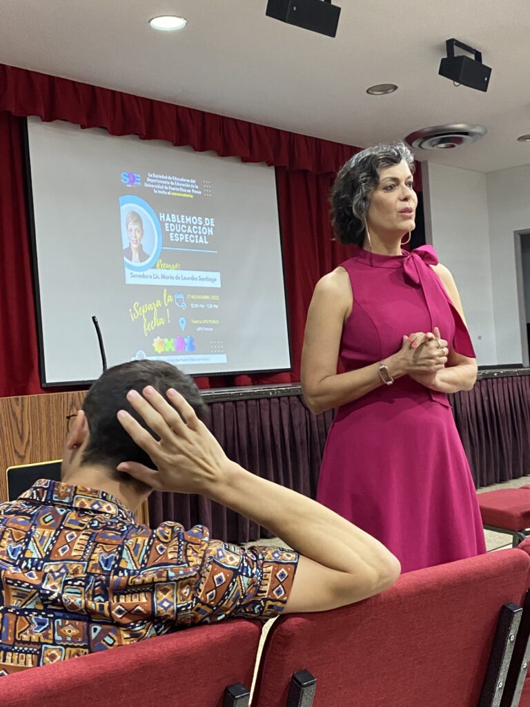 Imagen de una senadora presentando